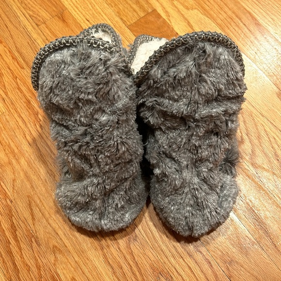 Dearforms Memory Form Ladies Fuzzy Slippers NWT - Picture 6 of 8